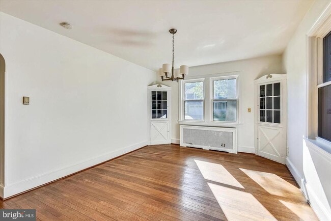 Building Photo - 400 Meadow Ln