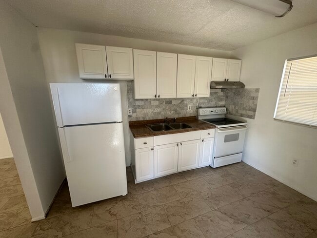 Building Photo - 5931 Crestmont St