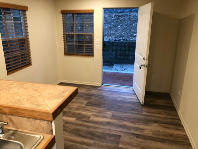 Foto del edificio - 23942 Scenic Dr