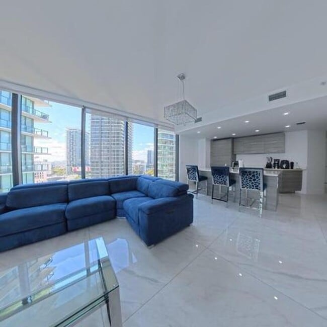 Foto del edificio - 650 NE 32nd St