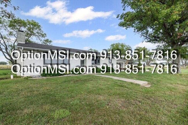 Building Photo - Spacious and move in ready!