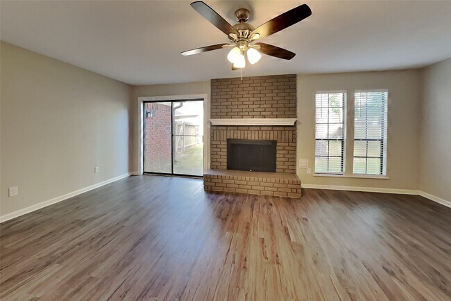 Building Photo - 2615 Silver Falls Dr