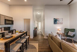 Building Photo - 411 Miles