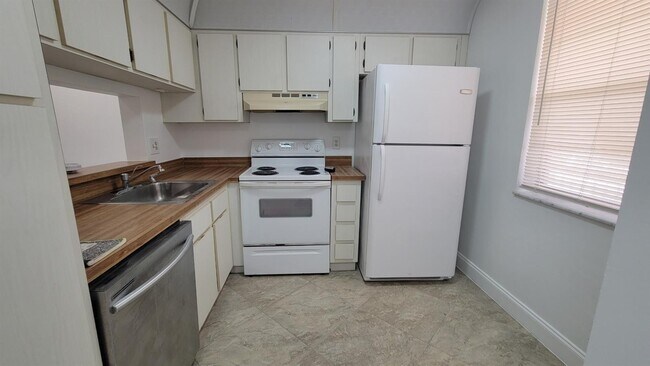 Foto del edificio - 3674 N University Dr