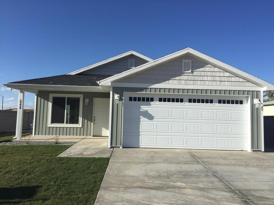 Primary Photo - Modern Parowan Home