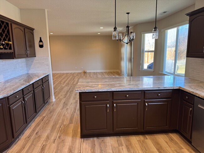 Foto del edificio - 1361 Elges Ave