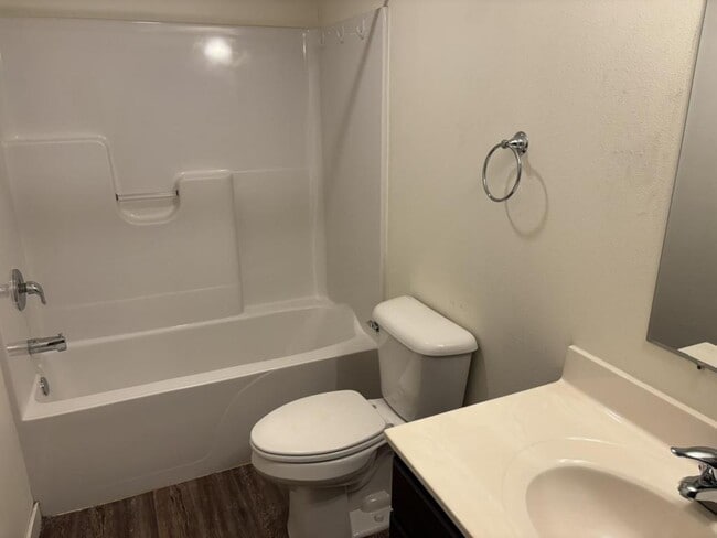 Building Photo - 128 NE 3rd St