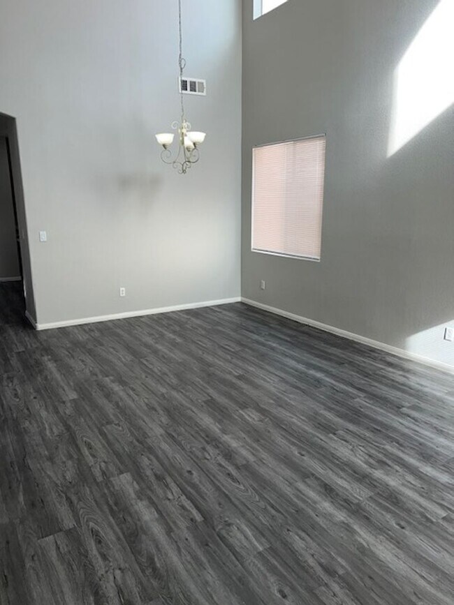 Building Photo - 2-STORY HOME FOR RENT IN THE NORTHWEST