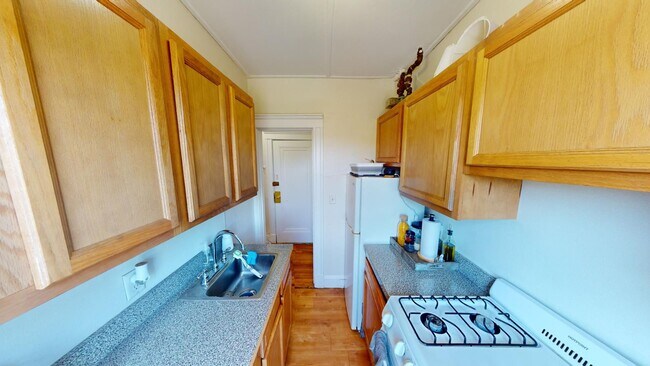 Building Photo - Great Studio Available 3/1/26