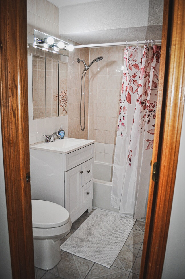 Building Photo - 2521 N Thatcher Ave