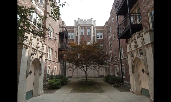 Beautiful courtyard building - 2319 E 70th Pl