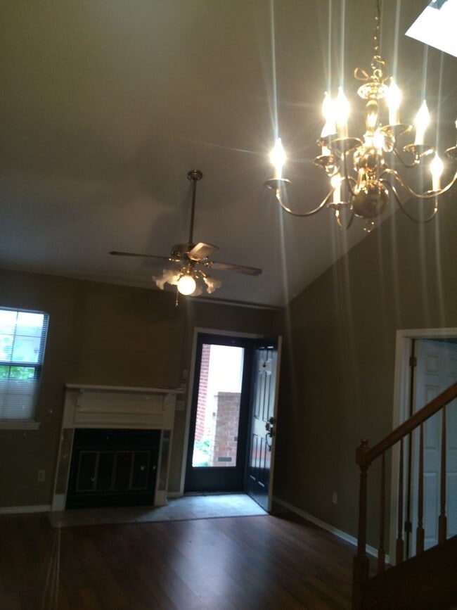 Building Photo - Cute 2 bedroom / 2 bath Condo with WASHER ...