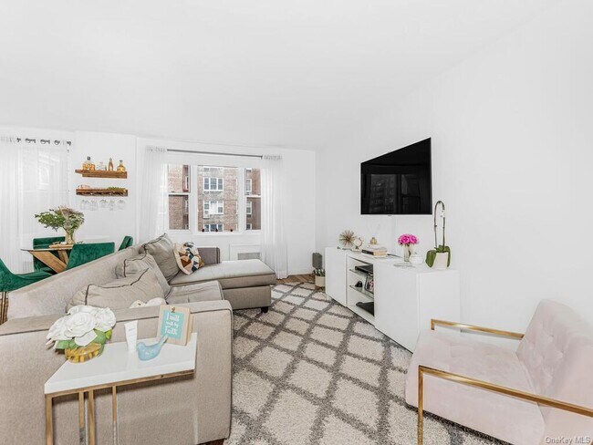 Building Photo - 2 Sadore Ln