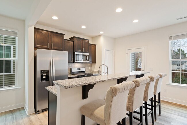 Foto del edificio - Stylish and Spacious 3 Bedroom, 2.5 Bathroom End-Unit Townhome w/ Garage!