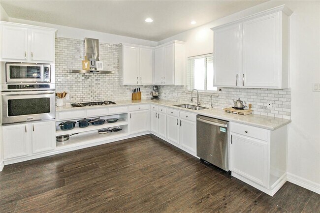 Building Photo - 647 Beverly Cir