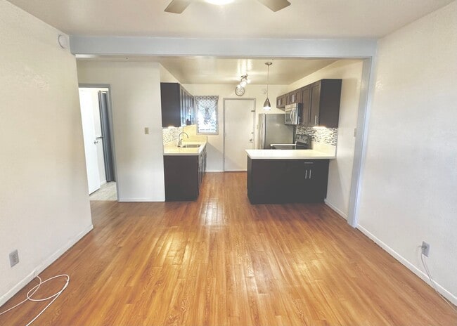 Foto del edificio - SPACIOUS TOWNHOUSE 2 BED/1.5 BATH/1 PRKG, ...