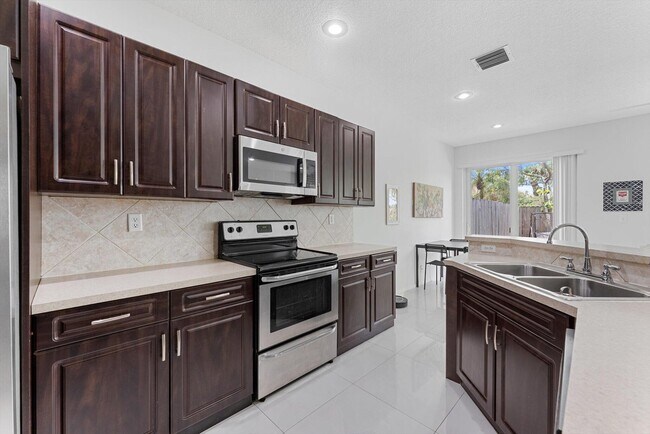 Foto del edificio - 6289 Crescent Lake Way