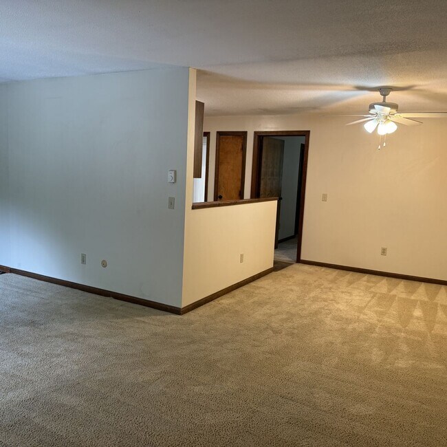 Building Photo - 2 bedroom, 1 bathroom in West Lebanon