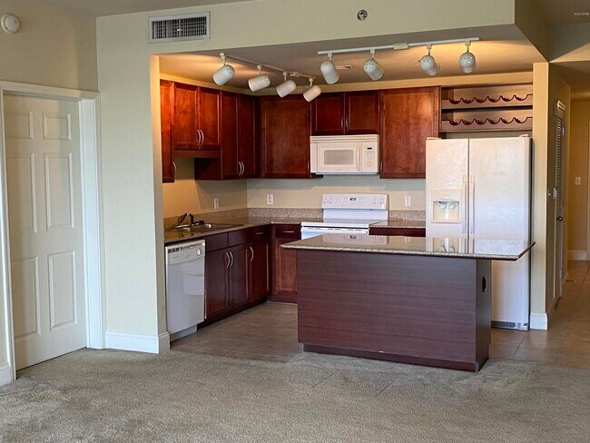 Building Photo - 9860 S Thomas Dr