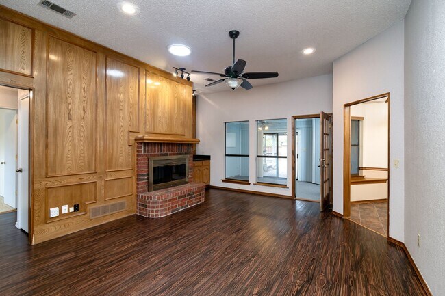 Building Photo - *Cozy Corner Home*