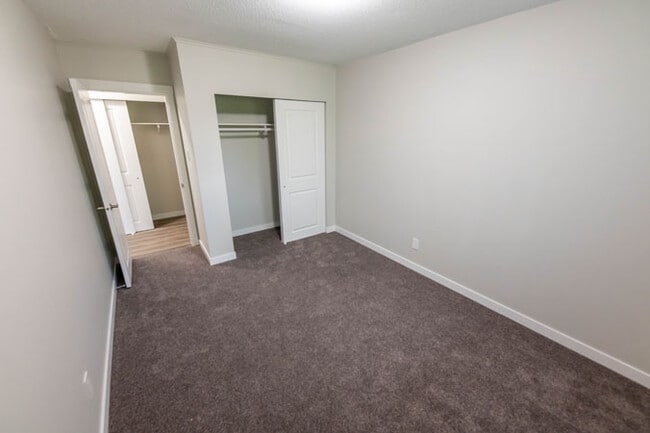 Building Photo - Pinegrove Manor Apartments