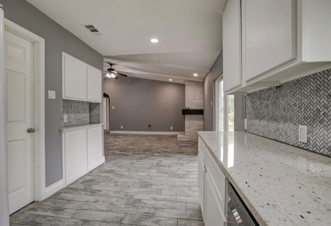 Photo - 1414 Ridgecrest Dr House