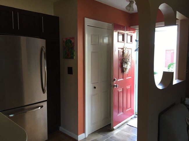 Building Photo - Gorgeous townhouse in  East Weymouth,