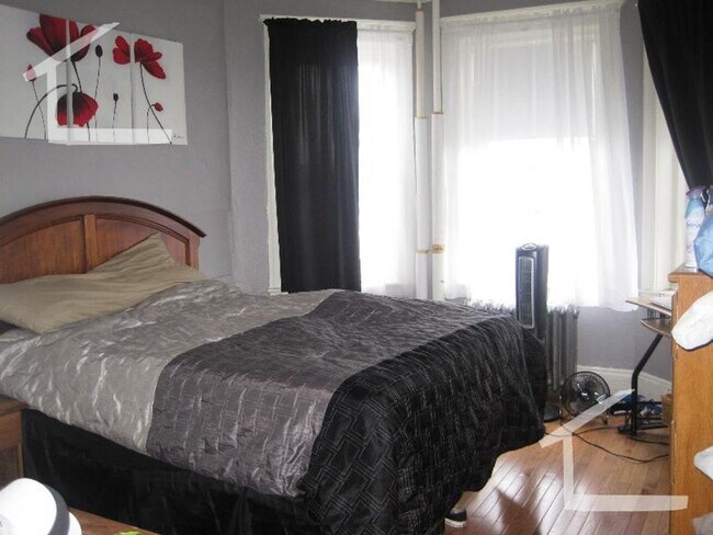 Building Photo - 1 Bedroom- No Broker Fee!