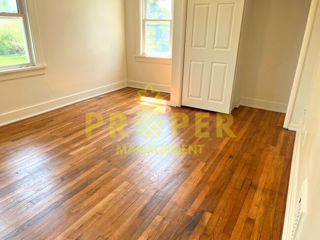Building Photo - 2 bedrooms 1 bathroom completely updated h...