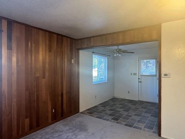 Foto del edificio - 987 Timber Hills Rd