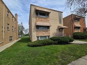 Building Photo - 7126 W Jarvis Ave