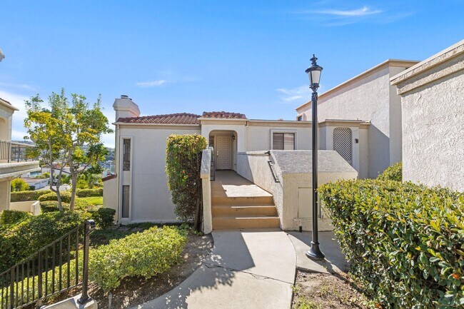 Building Photo - Stunning 2 bedroom *LAKE VIEW* condo for r...