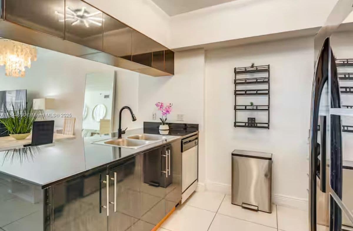 Building Photo - 1750 N Bayshore Dr