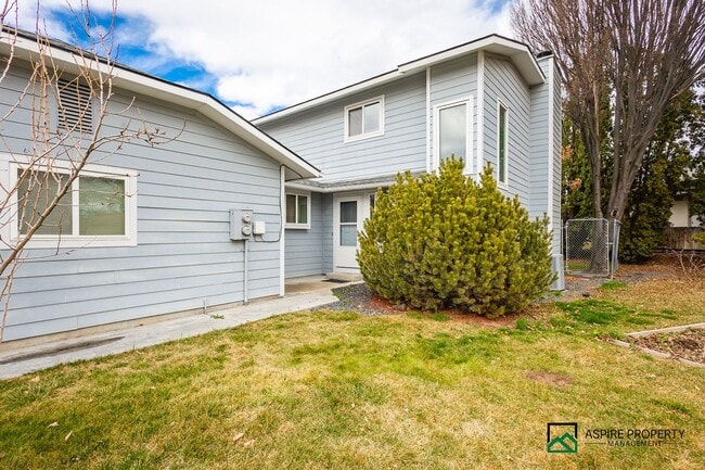 Building Photo - New Renovated 2 Bed 2 bath Townhome