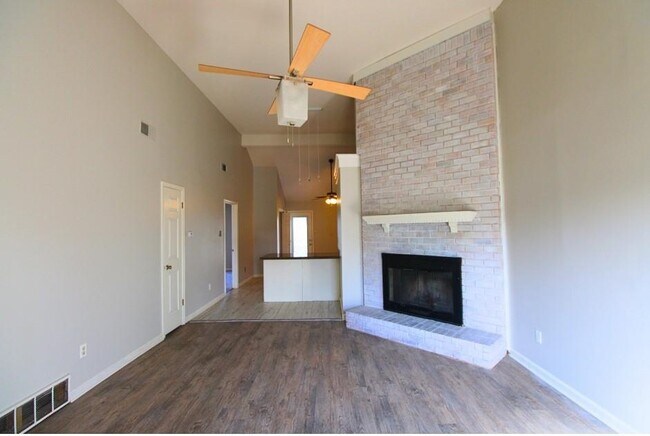 Foto del edificio - 5558 Oak Branch Cir N