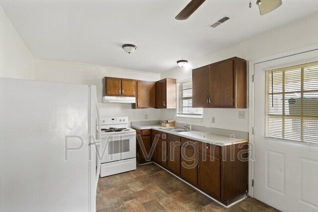 Foto del edificio - 349 Ivy Home Rd