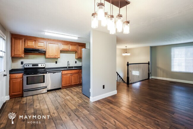 Building Photo - 4 Bedroom in Great Location