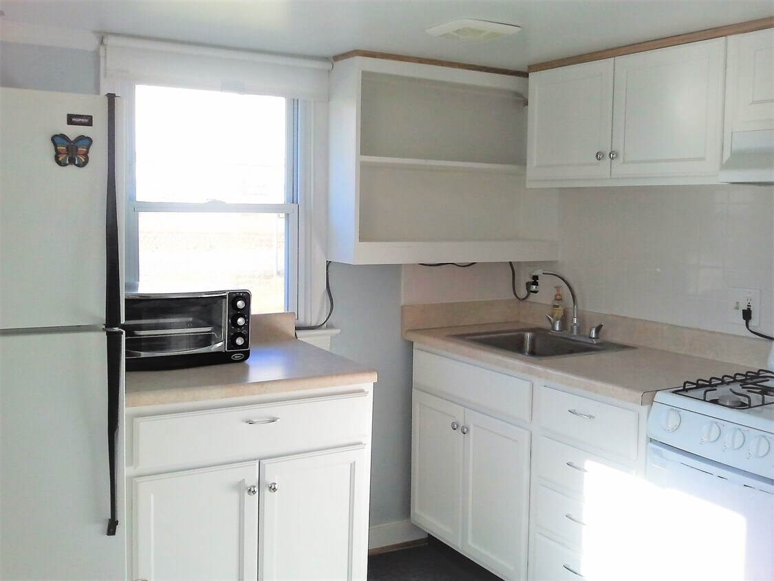 Full kitchen - 5138 9th St N