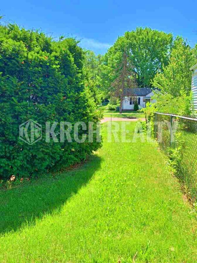 Building Photo - Adorable 2 bedroom, 1 bathroom w/ garage!
