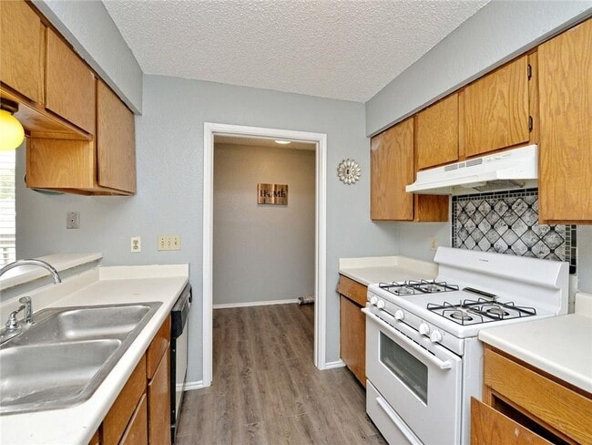 Foto del edificio - 5809 Spring Meadow Rd