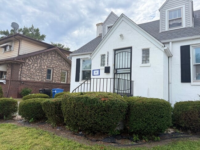 Building Photo - 11004 S Esmond St