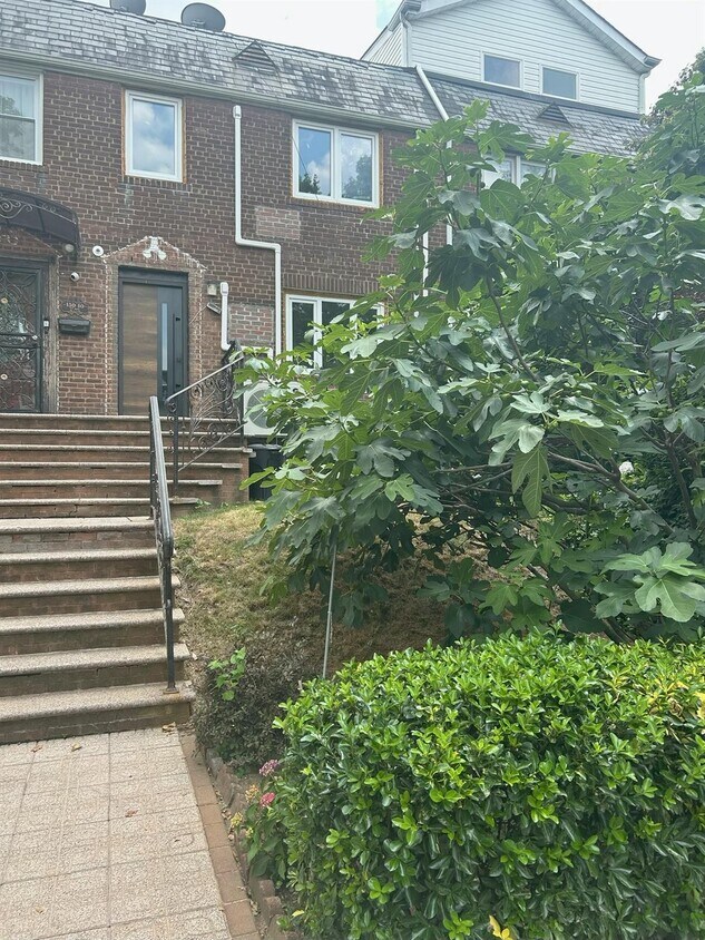 Primary Photo - 150-08 77th Ave