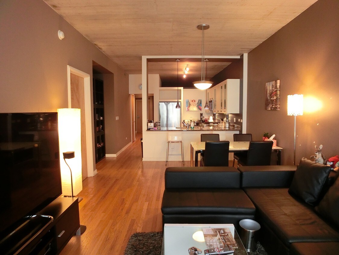 Living Room - 5430 N Sheridan Rd