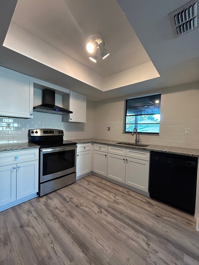 Building Photo - 3124 W Sligh Ave