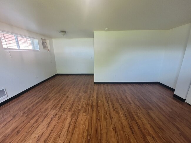 Building Photo - Downstairs unit Apartment Available