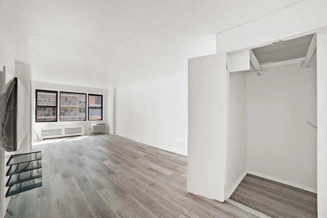 Foto del edificio - 245 E 24th St