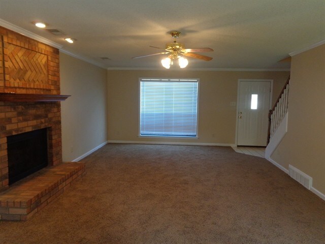 Foto del edificio - 6727 Oakmoor Cir N