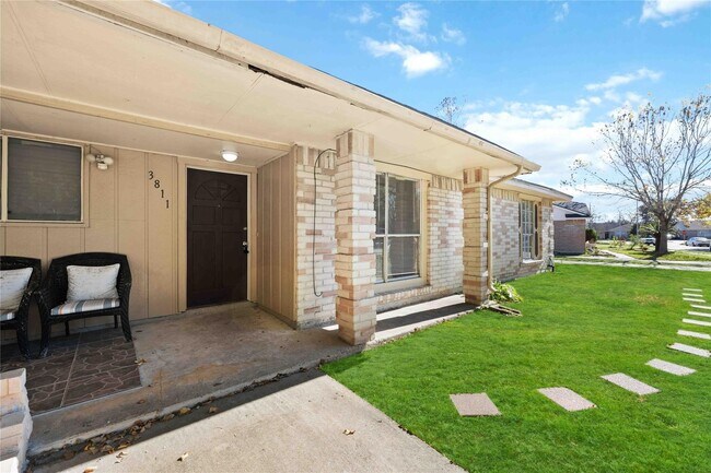 Foto del edificio - 3811 Meadow Pl Dr