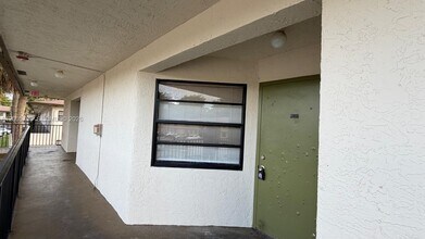 Building Photo - 4010 Lakeside Dr
