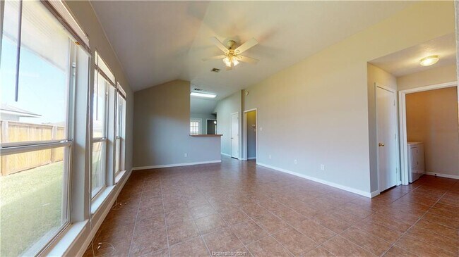 Building Photo - 914 Bougainvillea St